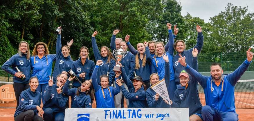 Bilder des Jahres 2024, Sport 07 Juli Sport Themen der Woche KW28 Sport Bilder des Tages Mannschaftsfoto TC Bredeney, Deutscher Meister 2024 13.07.2024 Tennis 1. Bundesliga Damen, TC Bredeney vs Der Club an der Alster Hamburg, Tennis Club Bredeney, Essen, NRW Germany
