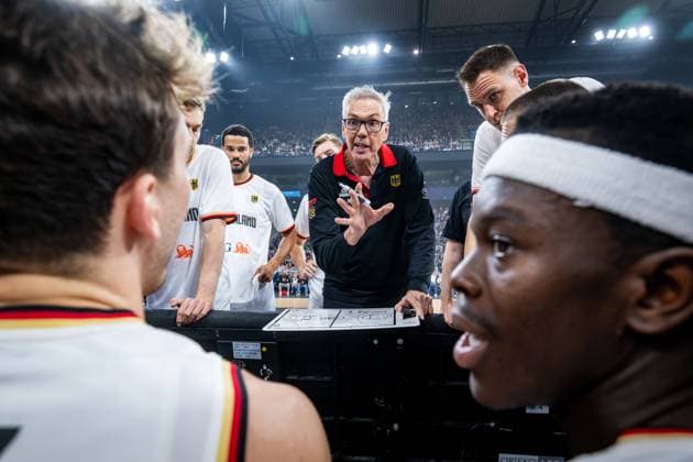 Bilder des Jahres 2024, Sport 07 Juli Sport Themen der Woche KW28 Sport Bilder des Tages Basketball Hamburg 13.07.2024 Vorbereitung Auf Olympia Paris 2024 Testspiel DBB Länderspiel Deutschland (GER) - Niederlande (NED) Gordon Herbert (Deutschland, Bundestrainer) Franz Wagner (Deutschland, No.09) Dennis Schröder Schroeder (Deutschland, No.17) Schröder Schroder und andere