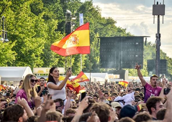 Fussball, EM 2024 Fan Zone in Berlin am Brandenburger Tor 14.06.2024, xdanx, Fussball, EM 2024 Fan Zone in Berlin am Brandenburger Tor, v.l. Spanische Fans Jubeln ausgelassen auf der Fanzone am Brandenburger Tor. Berlin Fanmeile Berlin Deutschland (DE) Copyright: xDanielxLakomskix
