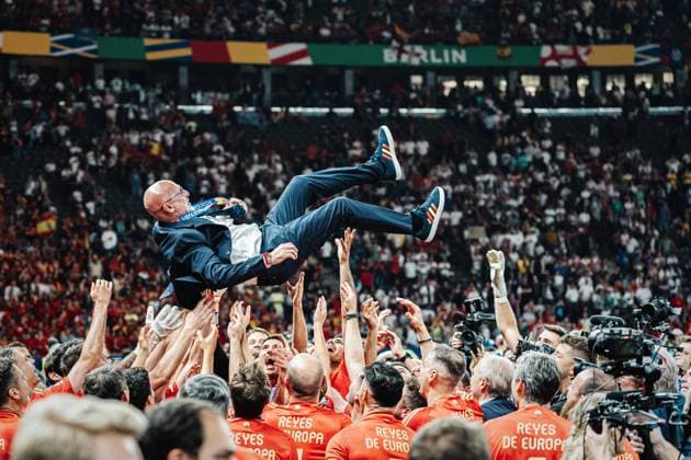 Bilder des Jahres 2024, Sport 07 Juli Sport Themen der Woche KW28 Sport Bilder des Tages Fußball Herren UEFA-Fußball-Europameisterschaft 2024 Finale Spanien vs. England 14.07.2024 Die Spanier schmeißen ihren Trainer Luis de la Fuente (Spanien) in die Luft nach dem Spiel Jubel Emotionen Berlin Olympiastadion Berlin Deutschland