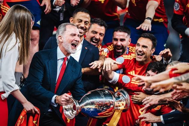 Bilder des Jahres 2024, Sport 07 Juli Sport Themen der Woche KW28 Sport Bilder des Tages Fußball Herren UEFA-Fußball-Europameisterschaft 2024 Finale Spanien vs. England 14.07.2024 König Felipe mit dem Pokal Berlin Olympiastadion Berlin Deutschland
