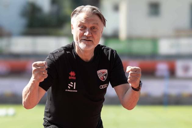 Latsch, Italien 14. -21. Juli 2024: 3. Liga - 2024 2025 - Trainingslager FC Ingolstadt 04 Im Bild: Geschäftsführer Geschaeftsfuehrer Dietmar Beiersdorfer gestikuliert auf dem Spielfeld. Sportforum Südtirol Copyright: xFotostandx xSchaeferx
