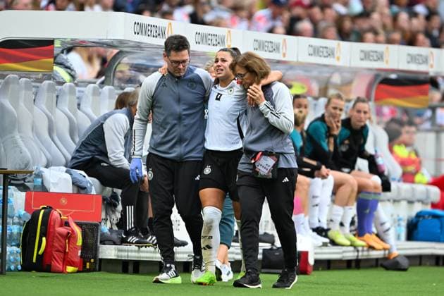 Bilder des Jahres 2024, Sport 07 Juli Bilder des Jahres 2024, Sport 07 Juli Sport Themen der Woche KW 29 Sport Bilder des Tages Fussball, Frauen, EM-Qualifikation, Deutschland - Oesterreich am 16.07.2024 in der Heinz von Heiden Arena in Hannover Lena Sophie Oberdorf (Deutschland) muss verletzt vom Platz.