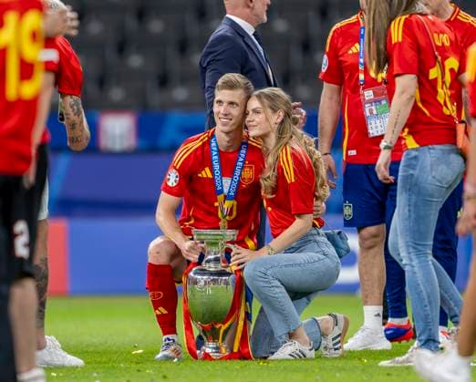 14.07.2024, Fussball UEFA EURO, EM, Europameisterschaft,Fussball 2024, Finale im Berliner Olympiastadion, Spanien - England, Spanien ist Europameister, Dani Olmo (Spanien) mit Pokal und Frau Laura Abla Schmitt