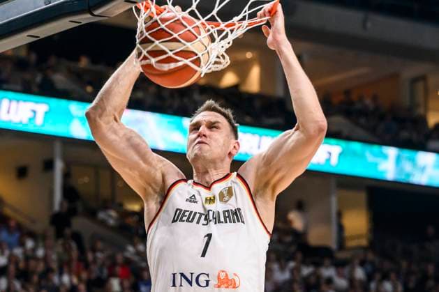GER, Berlin, DBB, Basketball, Deutschland vs Japan, Basketball, Uber Arena, 19.07.2024, Laenderspiel, Internationale Freundschaftsspiel - Maenner, Johannes Voigtmann (D), setzt sich durch, Korb, Copyright: HMBxMedia UwexKoch