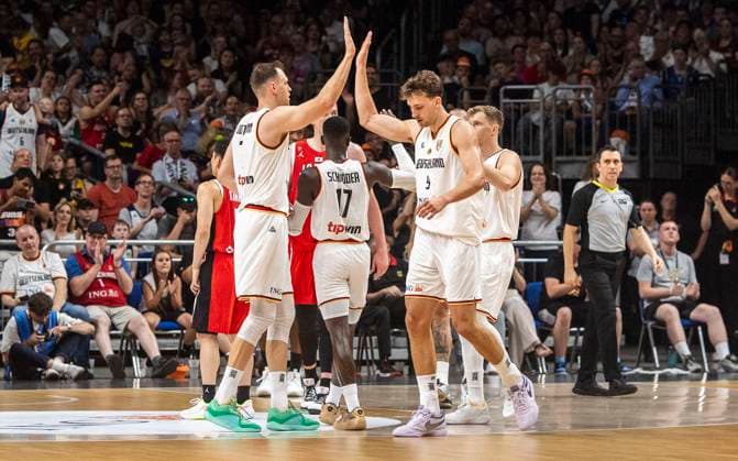 19.07.2024, Basketball, Herren, Länderspiel, Freundschaftsspiel, Deutschland - Japan Johannes Voigtmann (Deutschland, li, vorne) und Franz Wagner (Deutschland, re., vorne) klatschen ab. Berlin Uber Arena Berlin Deutschland