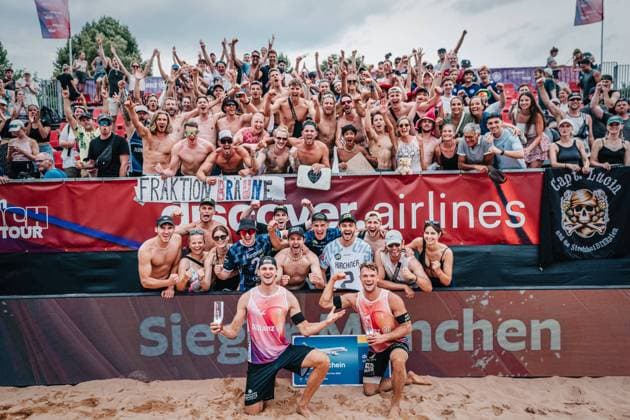 Bilder des Jahres 2024, Sport 07 Juli Sport Themen der Woche KW 29 Sport Bilder des Tages Beachvolleyball Männer German Beach Tour 2024 Tourstop München 21.07.2024 erste Reihe v.l. Paul Henning und Daniel Kirchner gewinnen das Turnier in München München Zentraler Hochschulsport: Beach- Bayern Deutschland