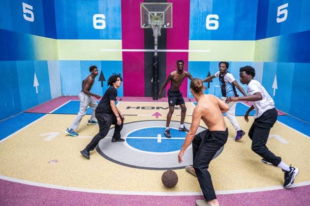 Bilder des Jahres 2024, Sport 07 Juli Sport Themen der Woche KW30 Sport Bilder des Tages 240722 Youngsters play basketball at the Duperre playground during day -4 of the Paris 2024 Olympic Games, Olympische Spiele, Olympia, OS on July 22, 2024 in Paris. Photo: Petter Arvidson BILDBYRAN kod PA JM0578 bbeng olympic games olympics os ol olympiska spel olympiske leker paris 2024 paris-os paris-ol Copyright: PETTERxARVIDSON BB240722PA024