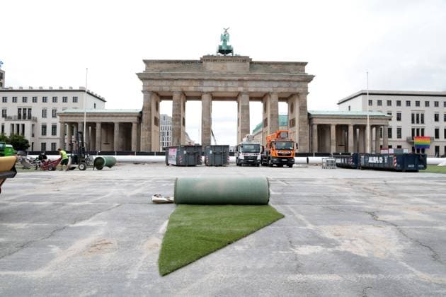 Sport Bilder des Tages DEU, UEFA, EM-2024, Fanmeilen-Abbau, 22.07.2024, Brandenburger Tor, Berlin, DEU, UEFA, EM-2024, Fanmeilen-Abbau, im Bild Kunstrasen und das Riesentor werden wieder abgebaut, Foto: Juergen Engler nordphoto GmbH