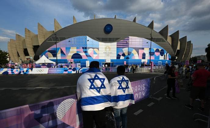 Bilder des Jahres 2024, Sport 07 Juli Sport Themen der Woche KW30 Sport Bilder des Tages OLY24 COLOUR, Israeli spectators look on to the Parc des Princes Stadium ahead of Israels opening football match against Mali the at the 2024 Paris Olympic Games, Olympische Spiele, Olympia, OS in Paris, France, Wednesday, July 24, 2024. ( NO ARCHIVING, EDITORIAL USE ONLY, NO USE IN BOOKS WITHOUT CONSENT PARIS FRANCE Copyright: xDAVExHUNTx 20240725134951962240