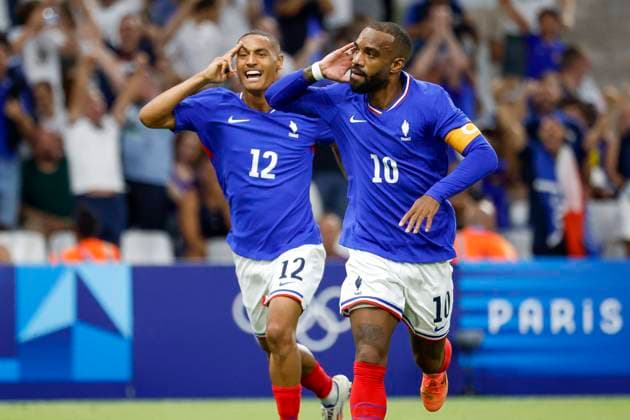 Bilder des Jahres 2024, Sport 07 Juli Sport Themen der Woche KW30 Sport Bilder des Tages Football JO match France - Etats-Unis USA PHOTOPQR LA PROVENCE SPEICH Frederic ; Marseille ; 24 07 2024 ; Jeux Olympiques Paris 2024 Tournoi de football olympique Match France - Etats-Unis au Stade Velodrome de Marseille JOIE BUT Alexandre LACAZETTE Enzo MILLOT - The Paris 2024 Summer Olympic Games, Olympische Spiele, Olympia, OS (Jul 26-Aug 11, 2024).