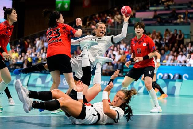 Bilder des Jahres 2024, Sport 07 Juli Sport Themen der Woche KW30 Sport Bilder des Tages Paris, Frankreich: Handball Frauen - Vorrunde Gruppe A - Deutschland - Korea v.li. Bitna Woo (Korea), Julia Behnke (Deutschland), Xenia Smits (Deutschland) am Boden Paris South Paris Arena 6 Frankreich