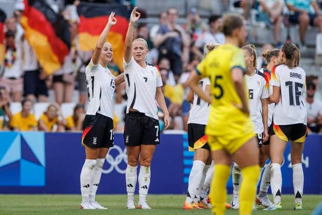 Bilder des Jahres 2024, Sport 07 Juli Sport Themen der Woche KW30 Sport Bilder des Tages FRA, Paris, Olympischen Spiele Paris 2024, 25.07.2024, Fussball, Frauen, Deutschland vs Australien, in Marseille, im Stade Velodrome, Teamjubel, Tor, Treffer, Jubel, Torjubel, Freude, Begeisterung, feiert, Lea Schüller (Deutschland, 7) koepft den Ball zum 2:0 Tor, Copyright: HMBxMedia StephaniexWunderl