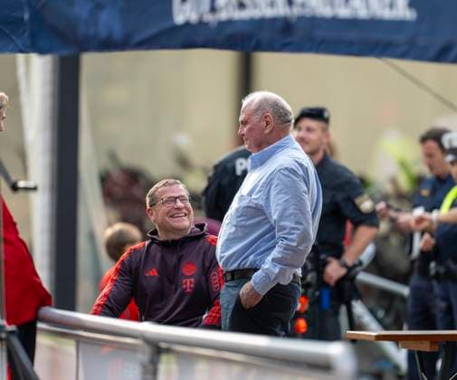 24.07.2024, Fussball 1. Bundesliga 2024 2025, Testspiel im Trainingslager des FC Bayern München in Rottach-Egern am Tegernsee am Sportplatz Birkenmoos, FC Rottach Egern - FC Bayern München, v.li: Sportvorstand Max Eberl (Bayern München) und Ehren-Präsident Uli Hoeneß (FC Bayern München, Hoeness) im Gespräch am Rand des Spielfelds.