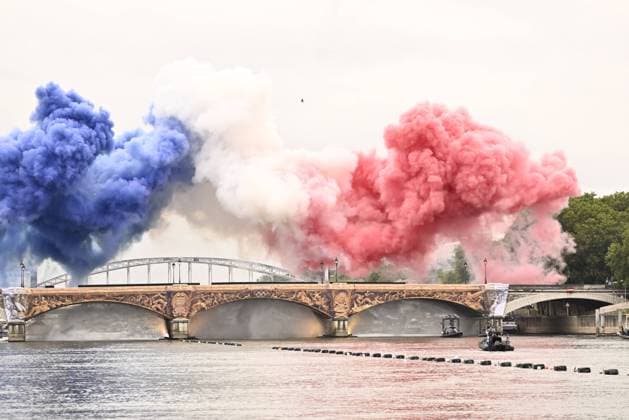 Bilder des Jahres 2024, Sport 07 Juli Sport Themen der Woche KW30 Sport Bilder des Tages PARIS , Frankrike 20240726 Färgad rök i Frankrikes färger över Austerlitz-bron da sommar-OS i Paris invigs med en ceremoni i Jardins du TrocadÃ ro samt pa Seine.