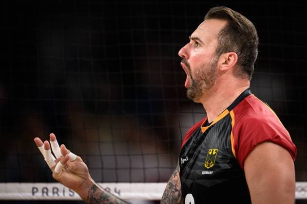 27.07.2024, Paris, Arena Paris Süd Volleyball, Olympische Spiele, Vorrunde, Deutschland (GER) vs. Japan (JPN) Georg Grozer ( 9 GER) beschwert sich emotional