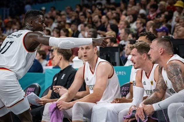 Olympische Spiele Paris 2024 Basketball Lille 27.07.2024 Vorrunde Deutschland (GER) - Japan (JPN) Dennis Schröder Schroeder (Deutschland, No.17) Schröder Schroder Johannes Voigtmann (Deutschland, No.07) Andreas Obst (Deutschland, No.42) Daniel Theis (Deutschland, No.10)