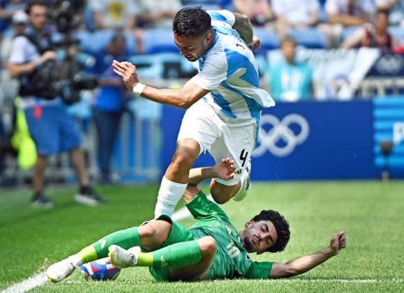 Bilder des Jahres 2024, Sport 07 Juli Sport Themen der Woche KW30 Sport Bilder des Tages Match foot Jeux Olympique Paris 2024 Argentine-Irak PHOTOPQR LE PROGRES Stéphane GUIOCHON - Décines-Charpieu 27 07 2024 - Match foot Jeux Olympique Paris 2024 Argentine-Irak -A Décines au Groupama Stadium pour les Jeux Olympique Paris 2024 match de football de poule Argentine-Irak ici Joaquin Garcia - The Paris 2024 Summer Olympic Games, Olympische Spiele, Olympia, OS (Jul 26-Aug 11, 2024). Argentina - Irak