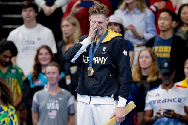 Bilder des Jahres 2024, Sport 07 Juli Sport Themen der Woche KW30 Sport Bilder des Tages Lukas Maertens, GER bei der Siegerehrung FRA, Olympische Spiele Paris 2024, Schwimmen Finals Tag1, 27.07.2024 FRA, Olympische Spiele Paris 2024, Schwimmen Finals Tag1, 27.07.2024 Paris Copyright: xEibner-Pressefoto JoxKleindlx EP_JKL
