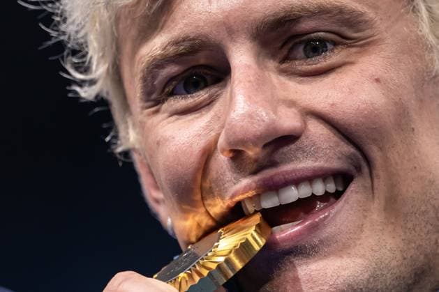 Bilder des Jahres 2024, Sport 07 Juli Sport Themen der Woche KW30 Sport Bilder des Tages 240728 Nicolo Martinenghi of Italy celebrates with his gold medal after the men™s 100 meters breaststroke swimming final during day 2 of the Paris 2024 Olympic Games, Olympische Spiele, Olympia, OS on July 28, 2024 in Paris. Photo: Maxim ThorÃ BILDBYRAN kod MT JM0585 bbeng simning swimming svomming olympic games olympics os ol olympiska spel olympiske leker paris 2024 paris-os paris-ol jubel Copyright: MAXIMxTHORE BB240728MT083