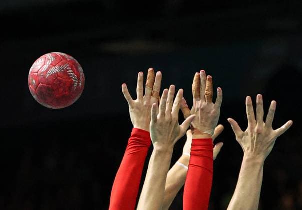 Bilder des Jahres 2024, Sport 07 Juli Sport Themen der Woche KW30 Sport Bilder des Tages Paris 2024, Handball, Frauen, Dänemark - Norwegen (240728) -- PARIS, July 28, 2024 -- Players of Denmark block the ball during the handball Women s Preliminary Round Group A match between Denmark and Norway at Paris 2024 Olympic Games, Olympische Spiele, Olympia, OS in Paris, France, July 28, 2024. ) (PARIS2024)FRANCE-PARIS-OLY-HANDBALL LixJing
