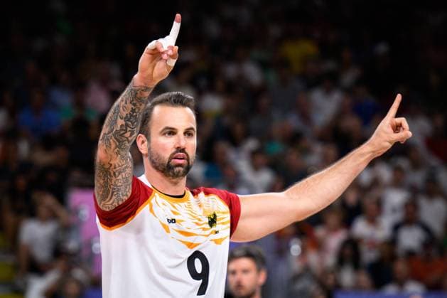 30.07.2024, Paris, Arena Paris Süd Volleyball, Olympische Spiele, Vorrunde, Deutschland (GER) vs. USA Jubel Georg Grozer ( 9 GER)