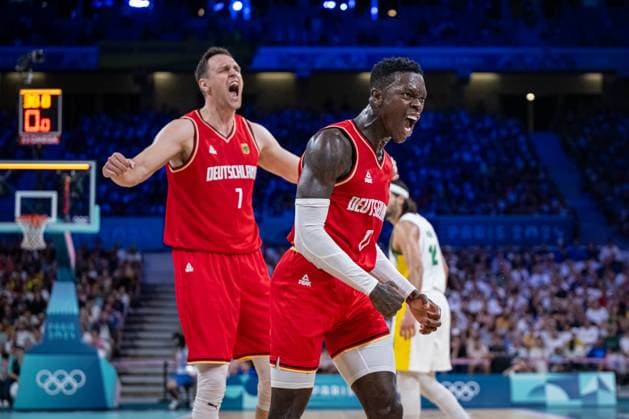 Olympische Spiele Paris 2024 Basketball Lille 30.07.2024 Vorrunde Männer Herren Brasilien (BRA) - Deutschland (GER) Dennis Schröder Schroeder (Deutschland, No.17) Schröder Schroder Johannes Voigtmann (Deutschland, No.07) Jubel
