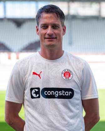 Trainer Alexander Blessin (St.Pauli) 31.07.24, Hamburg, FC St.Pauli 1910, 1. Fussball Bundesliga, 1.Liga, DFL, Saison 2024 2025, und Portraittermin REGULATIONS PROHIBIT ANY USE OF PHOTOGRAPHS as IMAGE SEQUENCES and or QUASI-VIDEO. Â