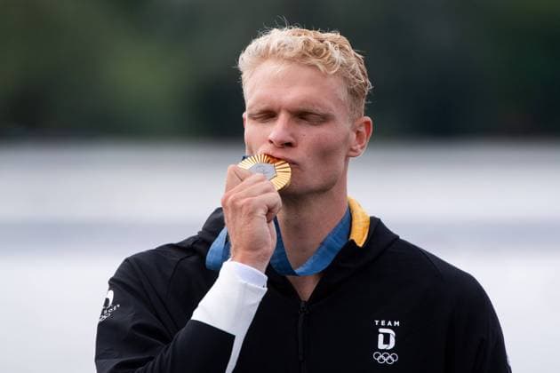 Bilder des Jahres 2024, Sport 08 August Sport Themen der Woche KW31 ZEIDLER Oliver (Deutschland) jubelt auf dem Podium bei der Siegerehrung ueber den Sieg, FRA, Olympische Spiele Paris 2024, Rudern, Herren Einer Finale, 03.08.2024 FRA, Olympische Spiele Paris 2024, Rudern, Herren Einer Finale, 03.08.2024 Vaires sur Marne Copyright: xEibner-Pressefoto Memmlerx EP_MMR