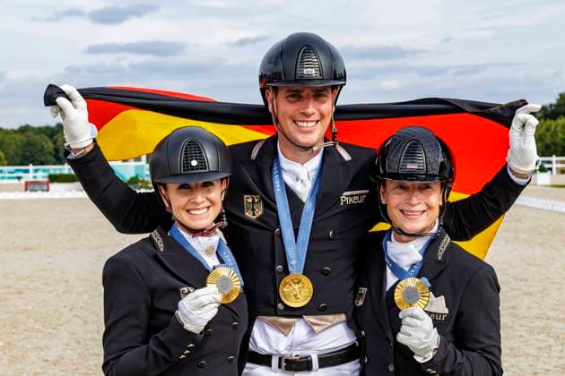 Bilder des Jahres 2024, Sport 08 August Sport Themen der Woche KW31 Sport Bilder des Tages PARIS - Olympische Sommer Spiele Olympic Summer Games 2024, PARIS - Olympische Sommer Spiele Olympic Summer Games 2024 Team Deutschland, Team Germany VON BREDOW-WERNDL Jessica (GER), WANDRES Frederic (GER), WERTH Isabell (GER) Team Final Grand Prix Special Paris, Schloss Versailles, ChÃ¢teau de Versailles 03. August 2024 -