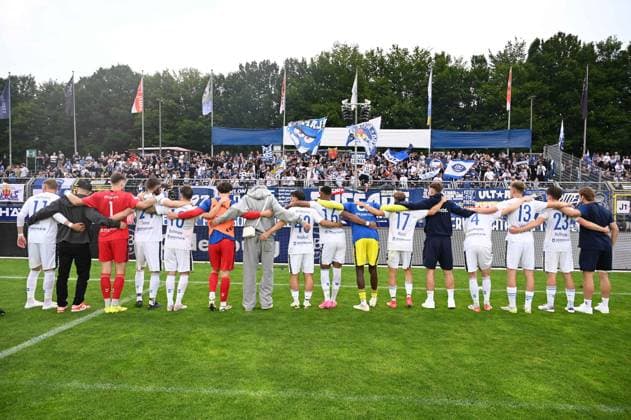 GER, Fussball, RLN, VfB Oldenburg vs FC Teutonia 05 Ottensen 03.08.2024, Marschwegstadion, Oldenburg, GER, RLN, VfB Oldenburg vs FC Teutonia 05 Ottensen, DFL regulations prohibit any use of photographs as image sequences and or quasi-video, im Bild die VfB-Spieler vor dem Fan-Block nach dem Sieg ueber Teutonia 5 zu 2
