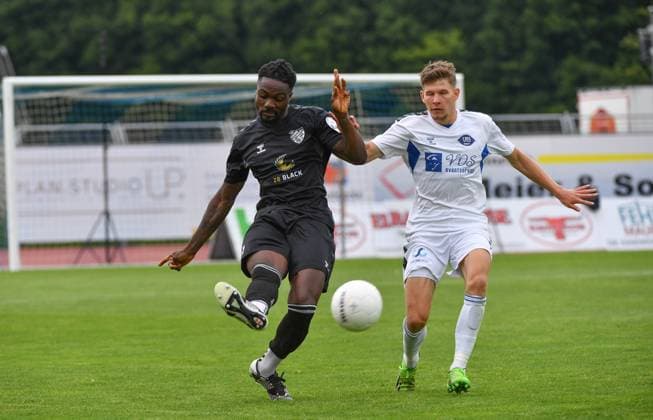 GER, Fussball, RLN, VfB Oldenburg vs FC Teutonia 05 Ottensen 03.08.2024, Marschwegstadion, Oldenburg, GER, RLN, VfB Oldenburg vs FC Teutonia 05 Ottensen, DFL regulations prohibit any use of photographs as image sequences and or quasi-video, im Bild Davidson EDEN (FC Teutonia Ottensen 17 ) Vjekoslav TARITAS ( VfB Oldenburg 7 )