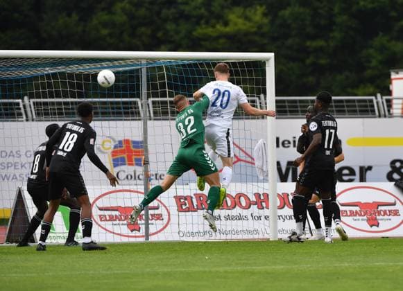 GER, Fussball, RLN, VfB Oldenburg vs FC Teutonia 05 Ottensen 03.08.2024, Marschwegstadion, Oldenburg, GER, RLN, VfB Oldenburg vs FC Teutonia 05 Ottensen, DFL regulations prohibit any use of photographs as image sequences and or quasi-video, im Bild 3.Minute Chance vergeben von Marc SCHRÖDER SCHROEDER ( VfB Oldenburg 20) und nur 1.Minute spaeter getroffen zum 1 zu 0