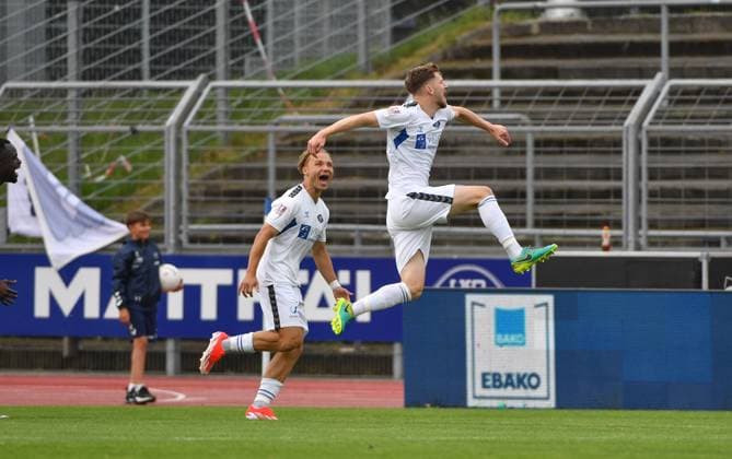 GER, Fussball, RLN, VfB Oldenburg vs FC Teutonia 05 Ottensen 03.08.2024, Marschwegstadion, Oldenburg, GER, RLN, VfB Oldenburg vs FC Teutonia 05 Ottensen, DFL regulations prohibit any use of photographs as image sequences and or quasi-video, im Bild Tor 1 zu 0 durch Marc SCHRÖDER SCHROEDER ( VfB Oldenburg 20) und Jubel bei Rafael BRAND ( VfB Oldenburg 8 )