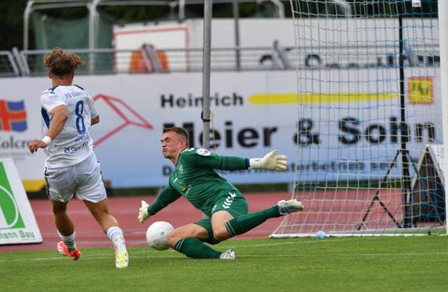 GER, Fussball, RLN, VfB Oldenburg vs FC Teutonia 05 Ottensen 03.08.2024, Marschwegstadion, Oldenburg, GER, RLN, VfB Oldenburg vs FC Teutonia 05 Ottensen, DFL regulations prohibit any use of photographs as image sequences and or quasi-video, im Bild Der Bal auf dem Weg zum 2 zu 0 der Schuss von Rafael BRAND ( VfB Oldenburg 8 ) vorbei an Lars Oliver HUXSOHL (FC Teutonia Ottensen 32 )