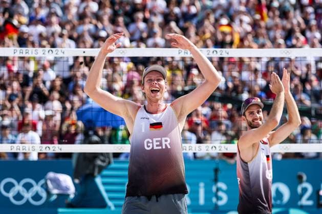 Bilder des Jahres 2024, Sport 08 August Sport Themen der Woche KW31 Sport Bilder des Tages FRA, Paris, Olympischen Spiele Paris 2024, (03.08.2024, (Beachvolleyball Herren Achtelfinale, Eiffel Tower - Centre Court) Nils Ehlers (Deutschland, 1) und Clemens Wickler (Deutschland, 2) gegen George Souto Maior Wanderley (Brasilien, 1) und Andre Loyola Stein (Brasilien, 2) Clemens Wickler (Deutschland, 2) und Nils Ehlers (Deutschland, 1) jubeln nach dem Sieg Copyright: HMBxMedia SteffiexWunderl