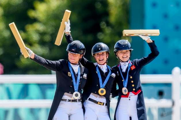 Bilder des Jahres 2024, Sport 08 August Sport Themen der Woche KW31 Sport Bilder des Tages FRA, Olympische Sommerspiele Paris 2024, Reiten, Dressur Einzel Grand Prix Kür, Siegerehrung 04.08.2024, Ch??teau de Versailles, Paris, FRA, Olympische Sommerspiele Paris 2024, Reiten, Dressur Einzel Grand Prix Kür, Siegerehrung im Bild von BREDOW-WERNDL Jessica (GER) auf TSF DALERA BB Goldmedaille WERTH Isabell (GER) auf WENDY Silbermedaille FRY Charlotte.(GBR) auf GLAMOURDALE Bronze