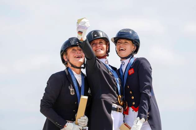 Bilder des Jahres 2024, Sport 08 August Sport Themen der Woche KW31 PARIS - Olympische Sommer Spiele Olympic Summer Games 2024, PARIS - Olympische Sommer Spiele Olympic Summer Games 2024 VON BREDOW-WERNDL Jessica (GER), WERTH Isabell (GER), FRY Charlotte (GBR) Medal ceremony Siegerehrung Medallien Individual Final Grand Prix Kür Freestyle Paris, Schloss Versailles, ChÃ¢teau de Versailles 04. August 2024 -