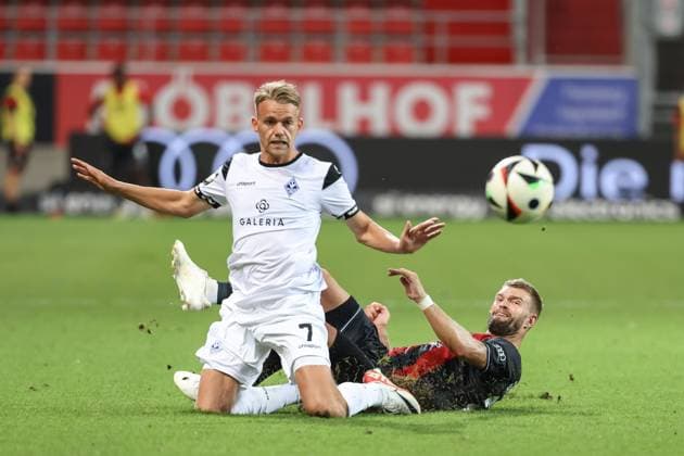 3. Liga; FC Ingolstadt 04 - SV Waldhof Mannheim; Zweikampf Kampf um den Ball Shipnoski Nicklas (7 SVWM) Yannick Deichmann (20, FCI) 3. Liga - FC Ingolstadt 04 Saison 2024 2025 SV Waldhof Mannheim