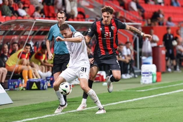 3. Liga; FC Ingolstadt 04 - SV Waldhof Mannheim; Zweikampf Kampf um den Ball Thalhammer Maximilian (31 SVWM) Tim Heike (9, FCI) 3. Liga - FC Ingolstadt 04 Saison 2024 2025 SV Waldhof Mannheim