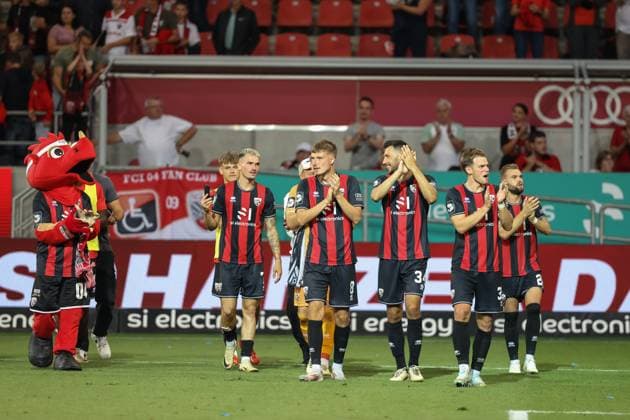 3. Liga; FC Ingolstadt 04 - SV Waldhof Mannheim; Sieg Jubel Freude Fan Fankurve Banner Fahnen Spruchband Spieler bedanken sich bei den Fans Felix Keidel (43, FCI) Benjamin Kanuric (8, FCI) Simon Lorenz (32, FCI) Yannick Deichmann (20, FCI) Dennis Borkowski (7, FCI) 3. Liga - FC Ingolstadt 04 Saison 2024 2025 SV Waldhof Mannheim