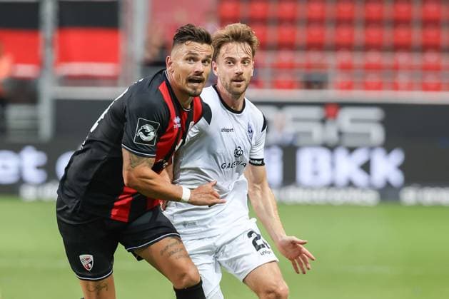 3. Liga; FC Ingolstadt 04 - SV Waldhof Mannheim; Zweikampf Kampf um den Ball Pascal Testroet (37, FCI) Klünter Lukas (24 SVWM) 3. Liga - FC Ingolstadt 04 Saison 2024 2025 SV Waldhof Mannheim