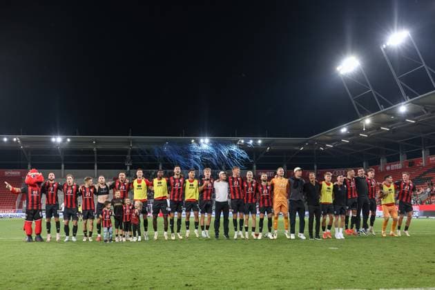 3. Liga; FC Ingolstadt 04 - SV Waldhof Mannheim; Sieg Jubel Freude Spieler bedanken sich bei den Fans mit Tanz und Gesang 3. Liga - FC Ingolstadt 04 Saison 2024 2025 SV Waldhof Mannheim