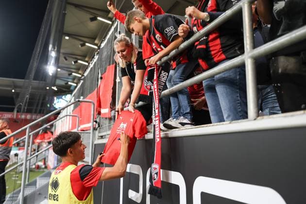 3. Liga; FC Ingolstadt 04 - SV Waldhof Mannheim; Sieg Jubel Freude Spieler bedanken sich bei den Fans, Autogramme Deniz Zeitler (38, FCI) 3. Liga - FC Ingolstadt 04 Saison 2024 2025 SV Waldhof Mannheim