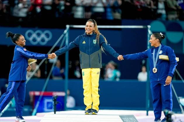 Bilder des Jahres 2024, Sport 08 August Sport Themen der Woche KW32 Sport Bilder des Tages PARIS, FRANCE - AUGUST 5: Silver medalist Simone Biles of United States and bronze medalist Jordan Chiles of the United States celebrate gold medalist Rebeca Andrade of Brazil during the medal ceremony after the Women s Floor Exercise Final on day ten of the Olympic Games, Olympische Spiele, Olympia, OS Paris 2024 at Bercy Arena on August 5, 2024 in Paris, France. Paris Bercy Arena France Copyright: xJustPictures.ch DanielaxPorcellix jp-en-EuSpIm-20240805-_DP15291