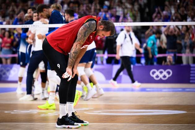 05.08.2024, Paris, Arena Paris Süd Volleyball, Olympische Spiele, Viertelfinale, Frankreich (FRA) vs. Deutschland (GER) Georg Grozer ( 9 GER) enttäuscht enttaeuscht traurig nach Niederlage