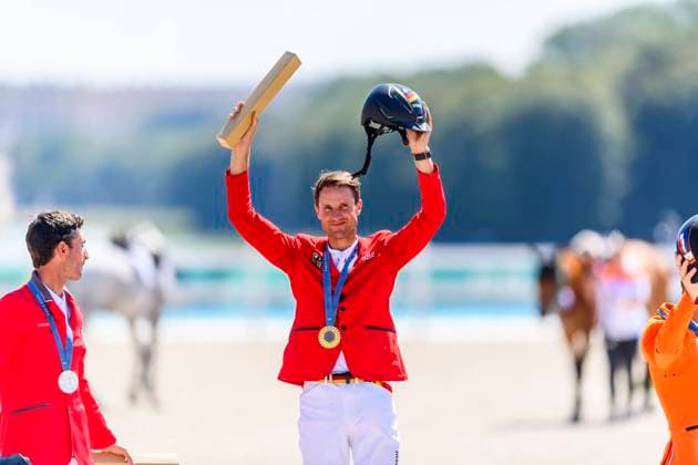 Bilder des Jahres 2024, Sport 08 August Sport Themen der Woche KW32 Sport Bilder des Tages FRA, Olympische Sommerspiele Paris 2024, REiten, Springen Einzel Finale, Siegerehrung Gold für Deutschland 06.08.2024, Ch??teau de Versailles, Paris, FRA, Olympische Sommerspiele Paris 2024, REiten, Springen Einzel Finale, Siegerehrung Gold für Deutschland , im Bild KUKUK Christian (GER) auf CHECKER 47 gewinnt die Goldmedaille