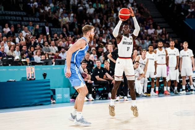 Bilder des Jahres 2024, Sport 08 August Sport Themen der Woche KW32 Sport Bilder des Tages FRA, Paris, Olympischen Spiele Paris 2024, (06.08.2024, Basketball Herren Viertelfinale Deutschland - Griechenland, Bercy Arena) Thomas Walkup (Griechenland, 0), Dennis Schröder (Deutschland, 17) im Wurf - Dreier Copyright: HMBxMedia SteffiexWunderl