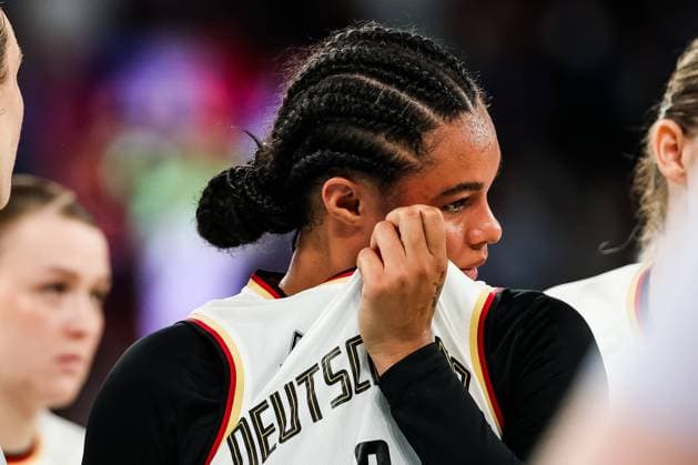 Bilder des Jahres 2024, Sport 08 August Sport Themen der Woche KW32 Sport Bilder des Tages FRA, Paris, Olympischen Spiele Paris 2024, (07.08.2024, Basketball Damen Viertelfinale Deutschland - Frankreich, Bercy Arena) Satou Sabally (Deutschland, 0) wischt sich die Tränen weg Copyright: HMBxMedia SteffiexWunderl