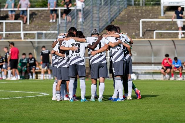 Spieler vom SV Sandhausen (SVS), schwören sich mit einem Mannschaftskreis vor dem Anpfiff ein, Kreis, Teamkreis, Konzentration, Kameradschaft, Ansprache, Motivation, 07.08.2024, Mannheim (Deutschland), Fussball, bfv-Rothaus-Pokal, 3. Runde, FC Türkspor Mannheim - SV Sandhausen, 07.08.2024, Mannheim (Deutschland), Fussball, bfv-Rothaus-Pokal, 3. Runde, FC Türkspor Mannheim - SV Sandhausen, DFB DFL REGULATIONS PROHIBIT ANY USE OF PHOTOGRAPHS AS IMAGE SEQUENCES AND OR QUASI-VIDEO.